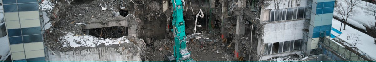 kobelcokenki's tweet image. 投稿をタップすると、Xに大迫力の解体現場が出現します！
コベルコ建機が誇る超大型建物解体専用機「SK1300DLC」が活躍中！