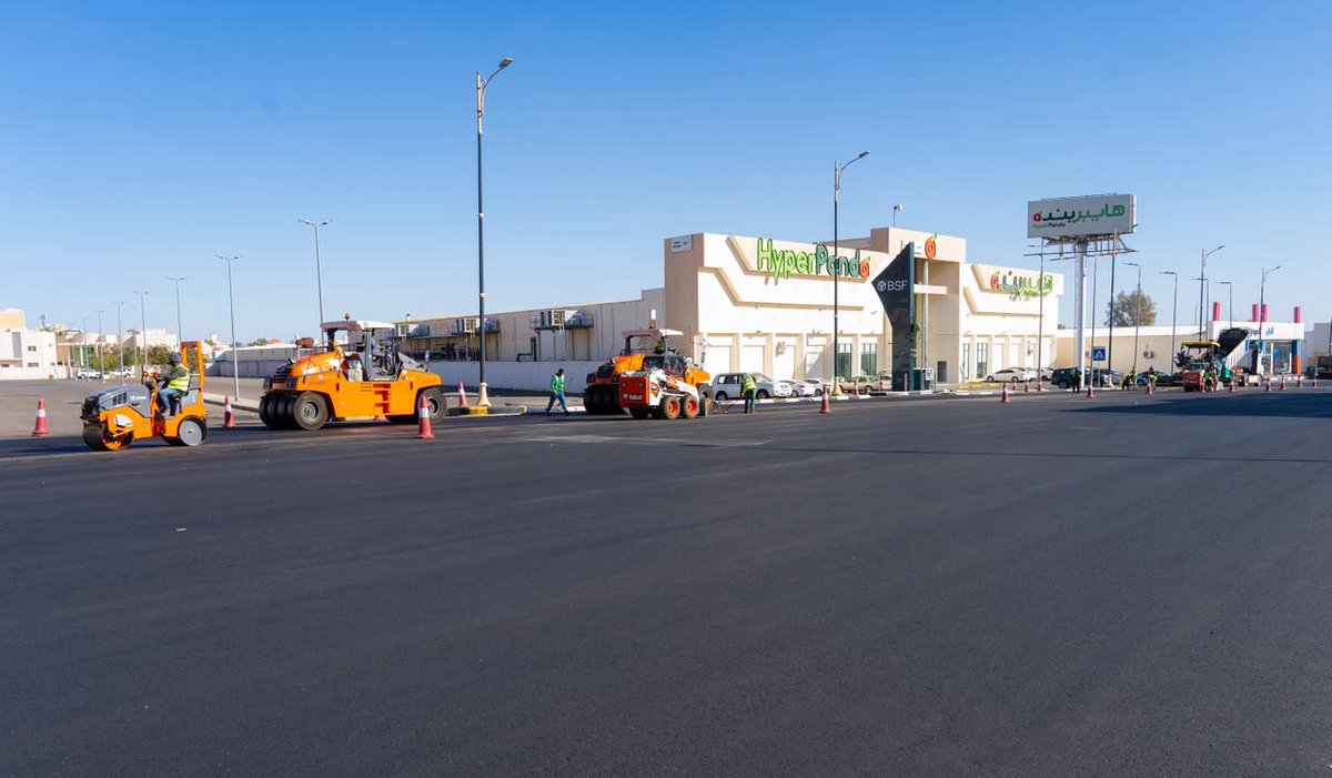 • مشاريع
• تطوير مستمر

🚧 أعمال السفلتة في طريق الملك خالد تعيد رسم الطريق ليجمع بين جودة التنفيذ وجمال العبور 💯

📸 | #حائل_الأجمل • #أمانة_منطقة_حائل