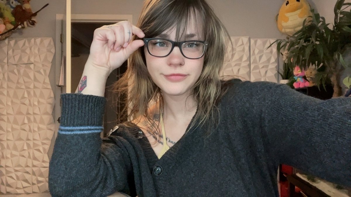 Coophound's tweet image. Legally Blind GF? 👓