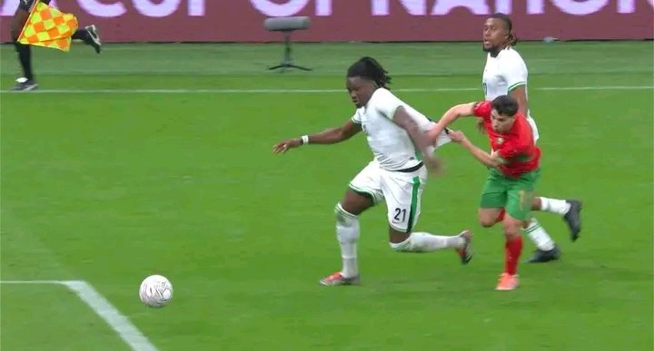 Ayo_madiba's tweet image. But instead of awarding yellow card for the Morocco guy here, he wickedly awarded it to Nigeria. God is watching