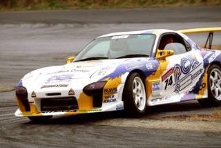 【急募！拡散希望！探しています】
2000年全日本ジムカーナ参戦車両PCRカラーのFD3S、猪爪俊之(私の父)のドライブしていた車両なのですが、以前どこかのイベントで「同じシャシーナンバー(車台番号)の個体持っています」とどなたかに声をかけて頂きました。

その方とこの個体を探しています🔍