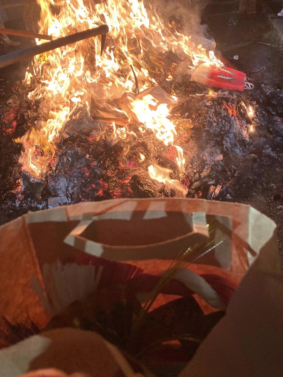 おはようございます。 
ソシラボは元気に開店しています！
本日も 18:00 まで通常営業をしております。
（ドロップインの最終受付は 17:00 です。）
#socilabo #ソシラボ  #コワーキング
昨日はどんと祭でした。
ソシラボの正月飾りも炊いていただきました！
皆さんまた一年、無事に過ごせますように！