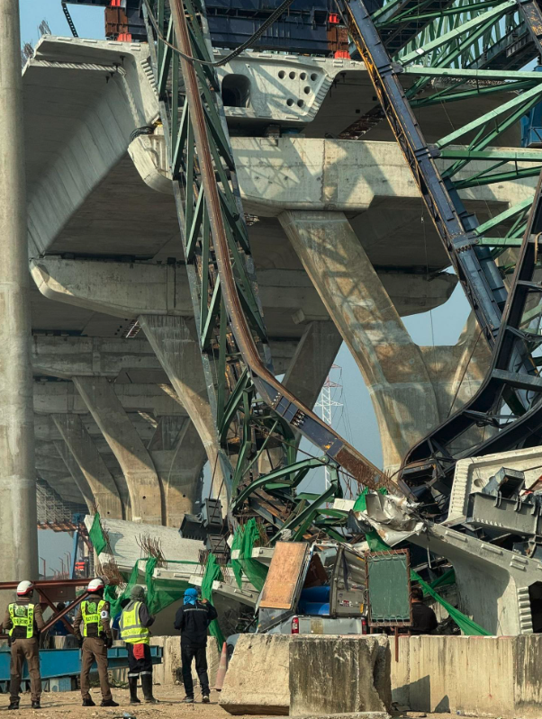 joe_black317's tweet image. ภาพล่าสุดเหตุการณ์เครนก่อสร้างถล่มที่ถนนพระราม 2 เมื่อช่วงเช้าที่ผ่านมา #เครนถล่ม #ถนนพระราม2