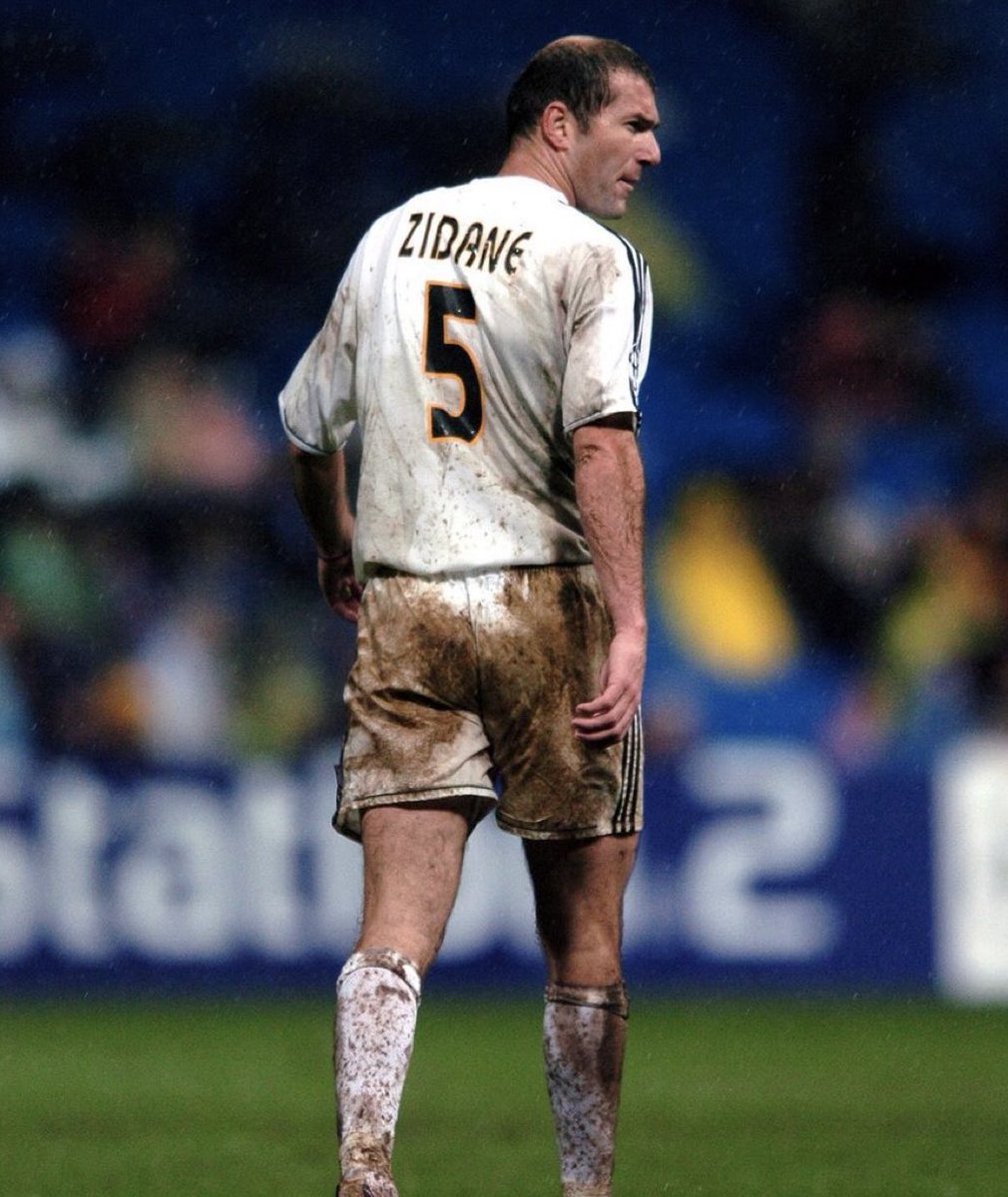 "La camiseta del Real Madrid es blanca, se puede manchar de barro, sudor y hasta de sangre, pero nunca de vergüenza."

A más de uno habrá que recordarle esta frase cada día de su vida.