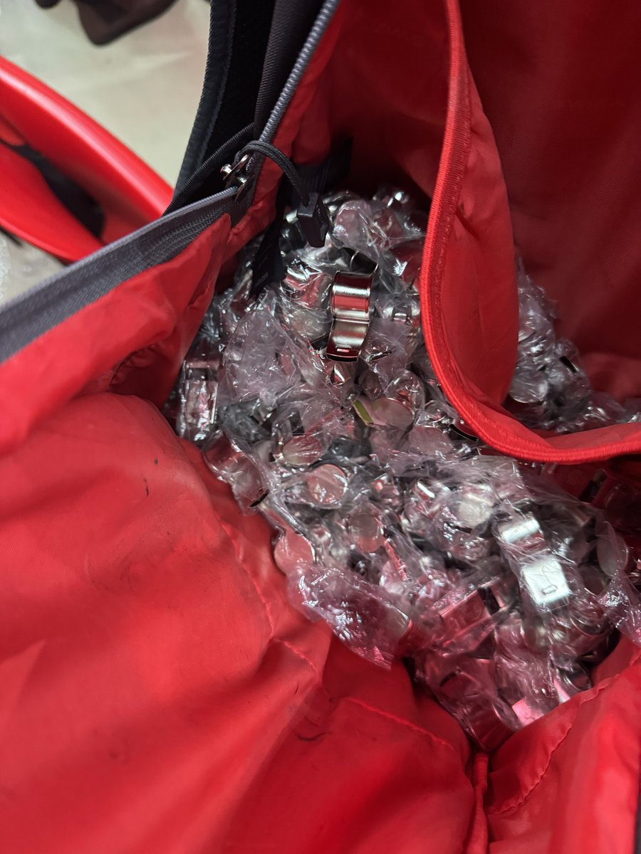 VibesFoot's tweet image. Certains supporters du Maroc 🇲🇦 sont venus au stade avec un sac rempli de sifflets pour perturber le Nigeria 😭