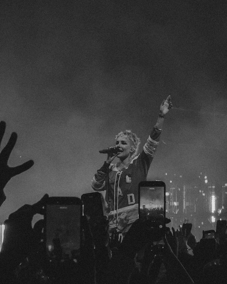 HalseyUpdates's tweet image. BADLANDS FOREVER 🩵

thank you for such an incredible night that teleported us directly back to our teenage tumblr days - we love you endlessly @halsey !!
