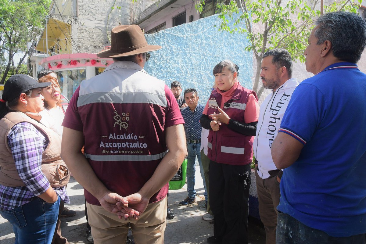 AzcapotzalcoMx's tweet photo. La alcaldesa @NancyNunezmx realizó un recorrido en #Coltongo para supervisar los trabajos de Presupuesto Participativo que se llevan a cabo en esta zona de la alcaldía. 👷‍♀️🚧

En este punto se realiza el cambio de tuberías con casi 40 años de antigüedad, una obra necesaria para mejorar el servicio y las condiciones de la infraestructura hidráulica en beneficio de las vecinas y vecinos. 💧🏘️

Estas supervisiones permiten que la información sobre los trabajos sea clara para la comunidad y que cada intervención se realice de manera adecuada, con resultados reales para las colonias de Azcapotzalco. 
#BienestarParaElPueblo