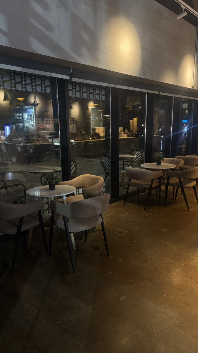 oln1i's tweet image. "رغم الوداع المرّ و الواقع الشين
وذنوبي اللي كل ليل أقترفها

ودي أشوف شلون ضحكتك هالحين
تغيّرت و لّا مثل ما عرفها."