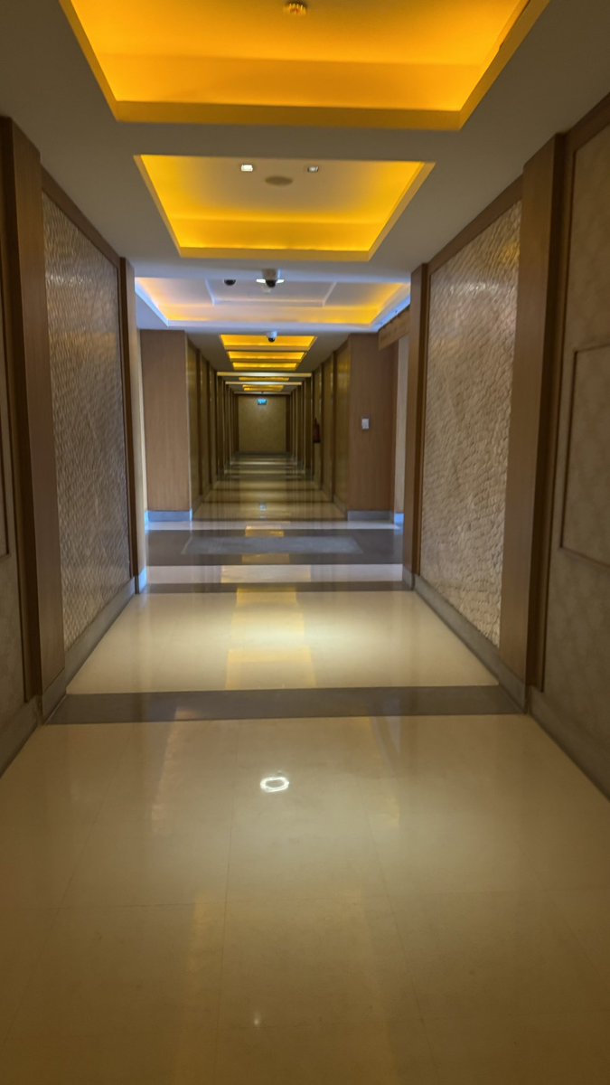 oln1i's tweet image. "رغم الوداع المرّ و الواقع الشين
وذنوبي اللي كل ليل أقترفها

ودي أشوف شلون ضحكتك هالحين
تغيّرت و لّا مثل ما عرفها."