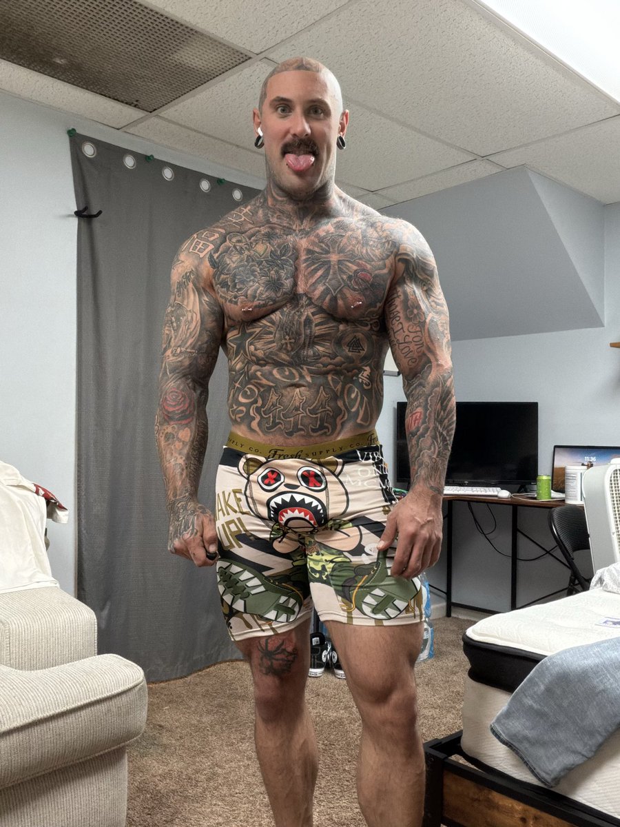 ianjacob1128's tweet image. How many licks does it take…