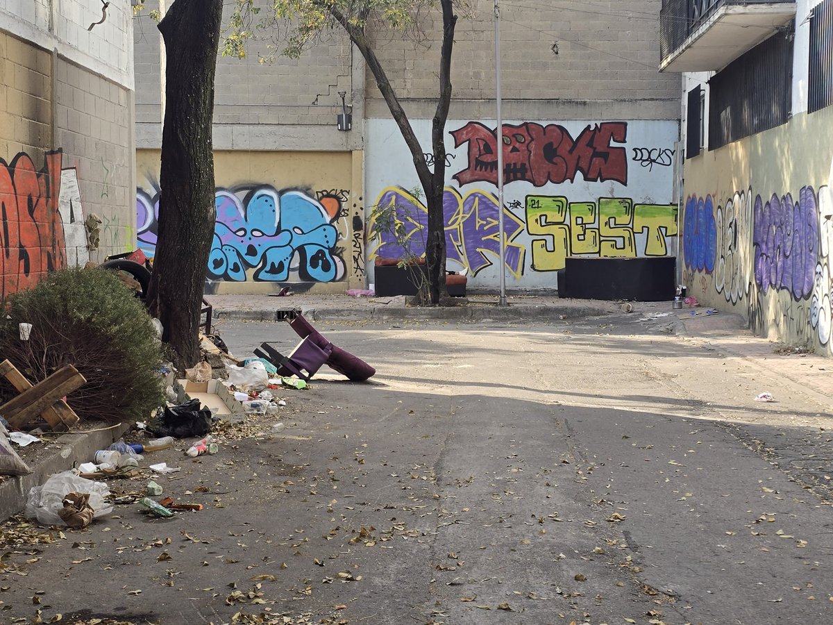 AlbertoIxma's tweet photo. @MHcesac @AlcaldiaMHmx @mauriciotabe @ClaraBrugadaM campamento de drogadictos cada día se amplia, utilizan la calle de sanitario. URGE reubiquen a esta gente, tiradero de basura https://t.co/WFthoKTuxK