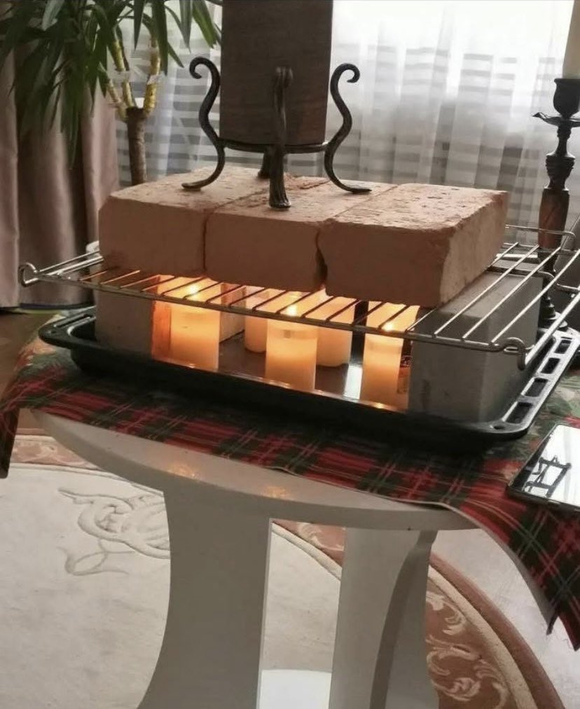 NatalkaKyiv's tweet image. Russia: We’ll freeze Ukrainians into submission.

Ukrainians: Let’s build a homemade stove from bricks and baking trays. We’ll heat it with candles! 
Voila! +20°C inside!

Russia will never conquer these people!