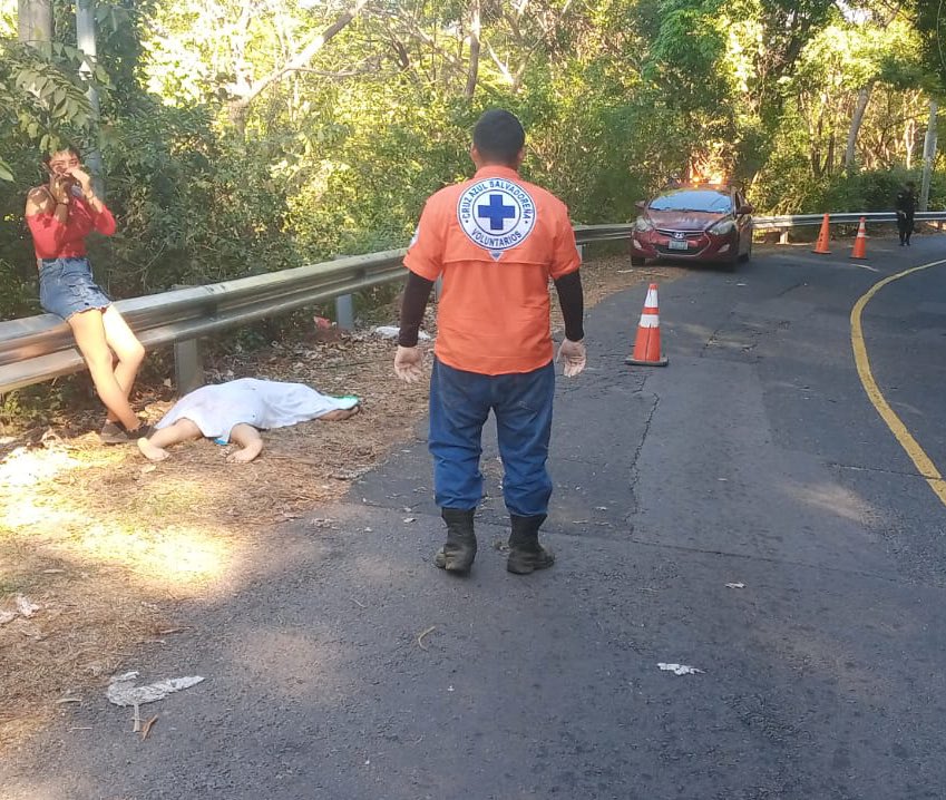 SivarNewsSV's tweet photo. 🛑 MUJER PIERDE LA VIDA EN CHOQUE EN RUTA A EL CUCO

🚙 Una mujer de 29 años falleció luego de salir expulsada del vehículo en el que se transportaba, tras ser impactado por otro automotor en la carretera que conduce de Zapatagua hacia El Cuco, en San Miguel.

🧠 La víctima sufrió un trauma craneoencefálico severo y, al momento de la llegada de los socorristas, ya no presentaba signos vitales.

🚑 Cruz Azul Moncagua, el CEM y cuerpos policiales se hicieron presentes para atender la emergencia y realizar los procedimientos correspondientes.