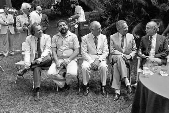 orlandoguerreir's tweet image. Foto de Claudia Ferreira. Darcy Ribeiro, Lula, Franco Montoro, Mário Soares e Leonel Brizola na Reunião da Internacional Socialista no Palácio Laranjeiras. Rio de Janeiro, 1984.
