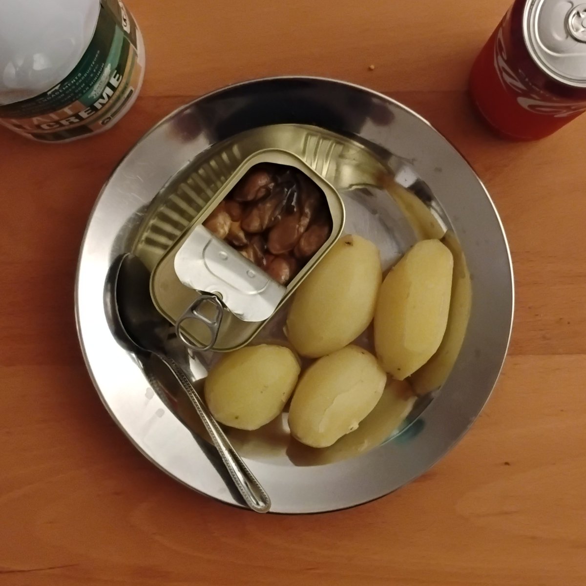 snack__log's tweet image. smoked oysters, potatoes, skim milk, cherry coke