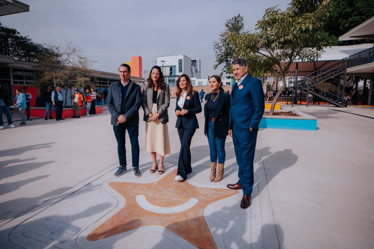 VeroDelgadilloG's tweet photo. ¡Así como en la Primaria Niño Artillero, le estamos poniendo corazón a las escuelas de Guadalajara! 🧡

Esta es una de esas noticias que me emociona mucho compartirles, porque el día de ayer entregamos la rehabilitación de esta primaria de la colonia 8 de Julio, un trabajo donde hicimos equipo el @GuadalajaraGob y el @GobiernoJalisco. 

Por nuestra parte, le entramos a través del Programa de Rehabilitación y Adecuación de Entornos Seguros, con el que estamos interviniendo los alrededores de 40 escuelas de nuestra ciudad.