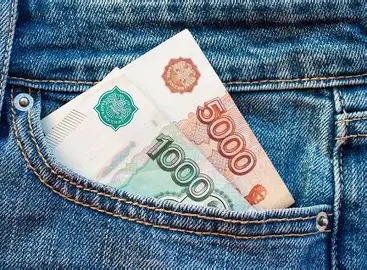 KShevchenkoReal's tweet photo. โ๐Russia is facing its worst wave of #CorporateDefaults since the 2022 invasion of Ukraine, with nearly 50 companies defaulting or restructuring bonds โ almost double last year. High interest rates of 25โ35% and rising refinancing costs are crushing businesses, while demand stagnates and exports fall, per @MoscowTimes. Direct losses total around โ$230M. #Sanctions and military spending fuel inflation, hitting the civilian sector hardest. Experts warn 10โ20% more defaults in 2026, risking business closures, layoffs, and reduced investment. #GDP growth, mostly from military production, masks these problems, but continued pressure threatens a broader recession and deepens isolation. #MakeRussiaPay Photo:open sources