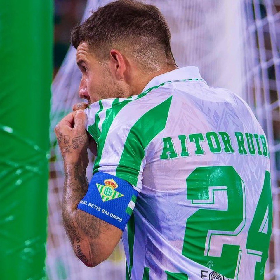 En 2016 llegó al filial

En 2017 debutó con el primer equipo

Tras dos años cedido, en 2020 se convierte en jugador del primer equipo

En 2022 fue campeón de Copa

Futbolista del Betis con más partidos en Europa

Capitán, polivalente y unos huevos que no caben en La Cartuja