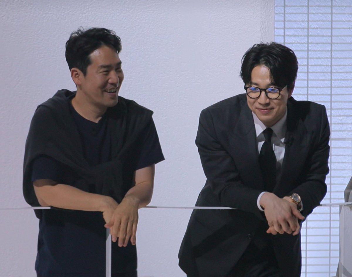 샘킴 모처럼 체크무늬 난방도 안입고 겁나 꾸미고 왔는데 하필 옆자리가 꾸꾸의 화신 미친 코쪼남이라 티가 안나네 ㅠ