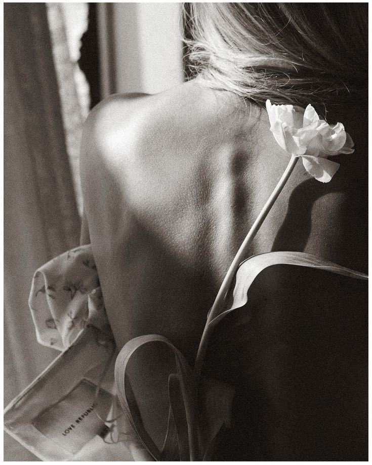 Deshojarse 
en las manos correctas
no es perderse,
es confiar.
Es permitir que el amor
te lea por dentro
sin arrancarte.

Y en ese gesto frágil,
donde ya no queda máscara
ni defensa,
ocurre el milagro:
no te marchitas…
te vuelves más vivo…