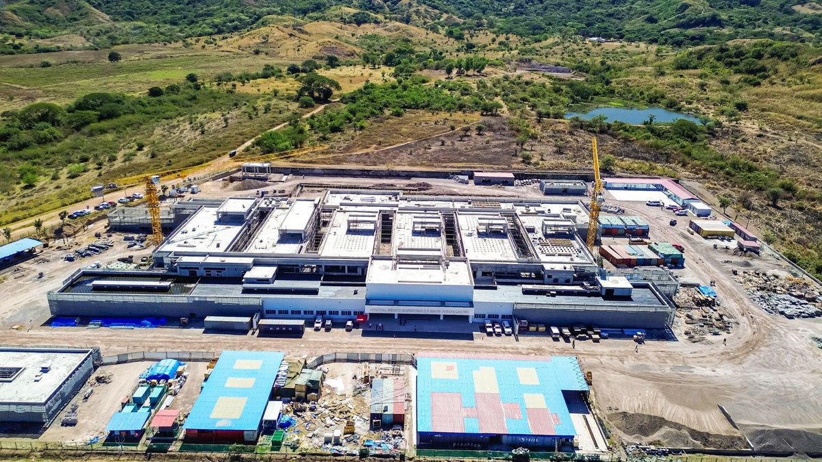 GobXiomaraHN's tweet photo. 🚨🏥La presidenta de la República 🇭🇳 @XiomaraCastroZ , supervisó este día los avances en la construcción del nuevo hospital regional del sur “María Josefa Lastiri”. 🏥 El hospital médico quirúrgico de Choluteca,  dispondrá de más de 150 camas, 30 consultorios, salas de hospitalización , albergues para las familias y tecnología de primer nivel.

🔴Ofrecerá las especialidades de cirugía general, urología, traumatología, ortopedia, medicina interna, dermatología, cardiología, oncología, neurología, laboratorios, banco de sangre, servicios de diálisis, tomografía y rayos X.🏥👩🏻‍⚕️