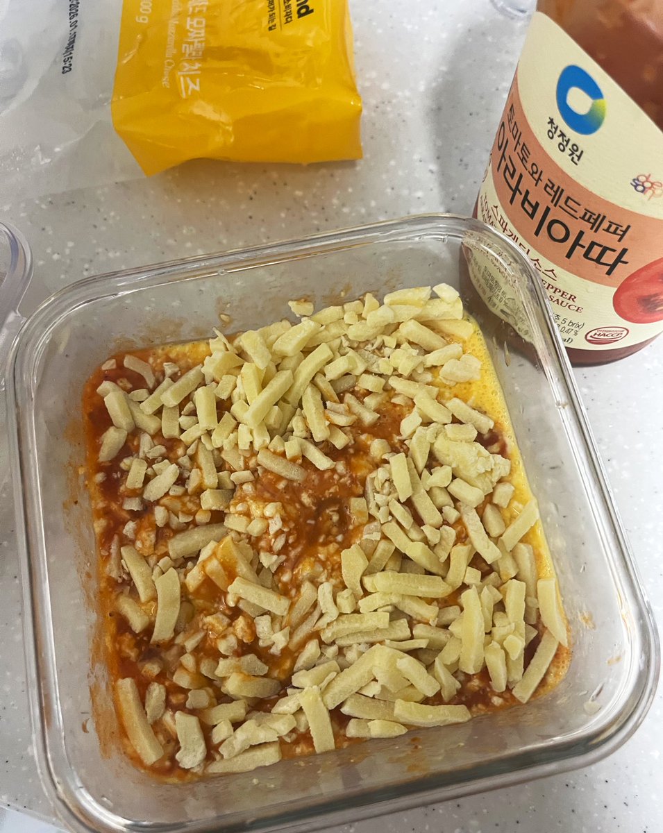 cherryplan2's tweet image. 요즘 저녁을 ✨두부그라탕✨으로
먹고 있는데 3키로 빠졋어요‼️(53.9kg-&amp;gt;50.9kg)
재료랑 조리법도 너무 간단함
두부반모(찌개용보다 부침용!이 물기가 없어서 더 추천), 계란2개, 모짜렐라 치즈 50g, 시판용 토마토소스 5스푼 넣고 그냥 전자레인지에 5분만 돌리면 끝이라 넘 편하고 고단백이고…