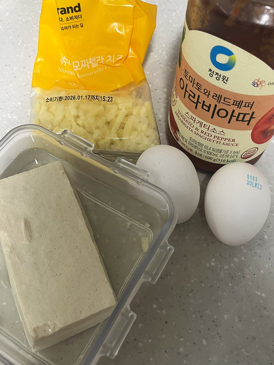 cherryplan2's tweet image. 요즘 저녁을 ✨두부그라탕✨으로
먹고 있는데 3키로 빠졋어요‼️(53.9kg-&amp;gt;50.9kg)
재료랑 조리법도 너무 간단함
두부반모(찌개용보다 부침용!이 물기가 없어서 더 추천), 계란2개, 모짜렐라 치즈 50g, 시판용 토마토소스 5스푼 넣고 그냥 전자레인지에 5분만 돌리면 끝이라 넘 편하고 고단백이고…