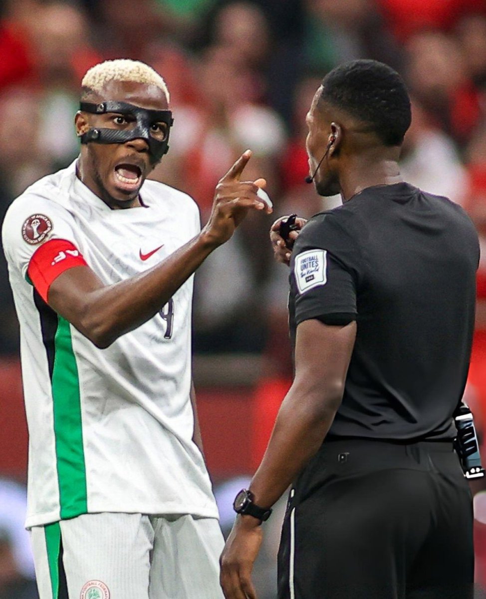 BabaAsp's tweet image. Osimhen ki fun Wereyy referee 😡
Osimhen to the referee ko ni da fun e 
#NGAMOR #AFCON2025
#Naija4TheWin
🌿🔥🌬💨✌️😎💯