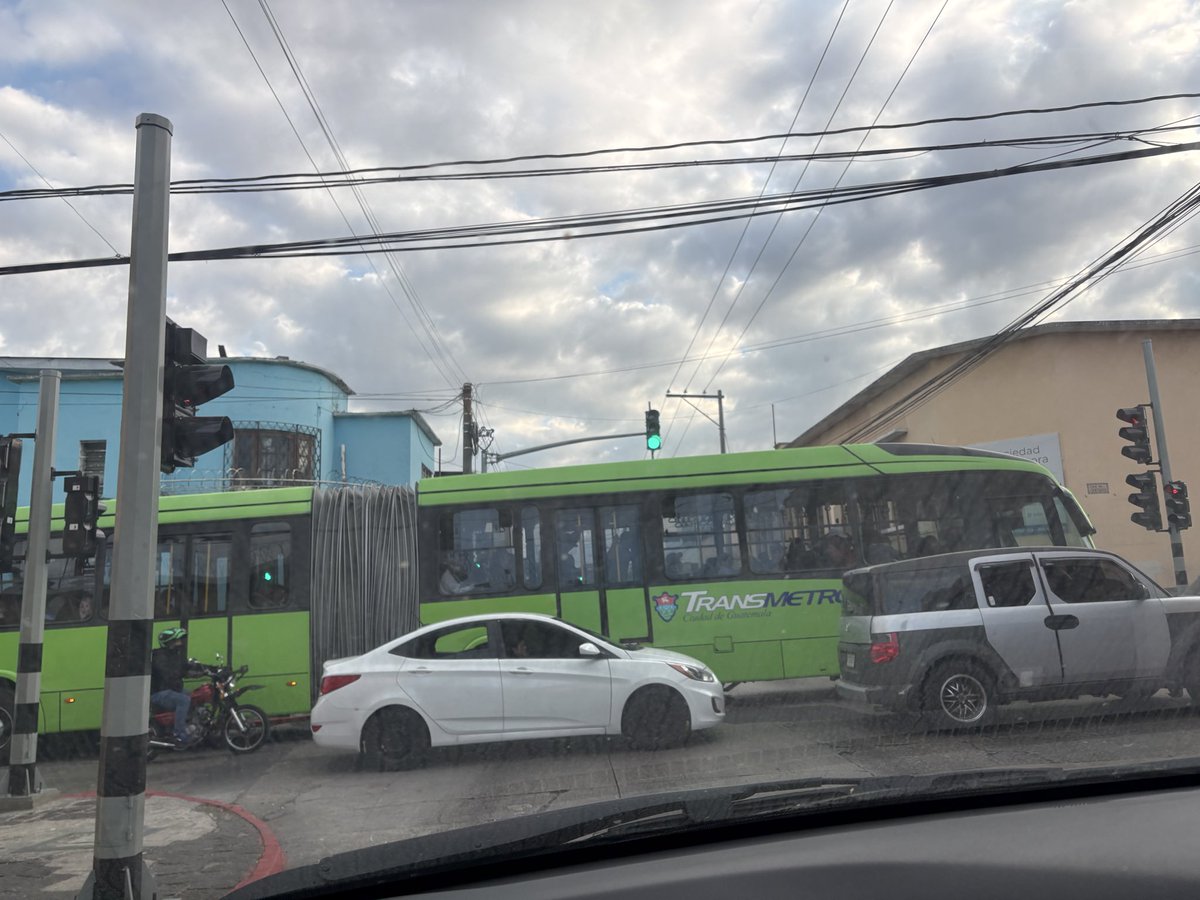 karlasmash's tweet image. Siempre un puto transmetro va a estar bloqueando un semáforo, no importa cuando te leas esto