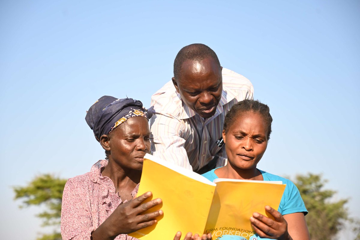 WorldVision's tweet image. Literacy starts at home. 📕🏡

When families have a Bible, children have a reason to read every day! Through the Bible League Literacy Program, World Vision Zambia is strengthening home literacy by providing Bibles and practical skills for parents and caregivers.