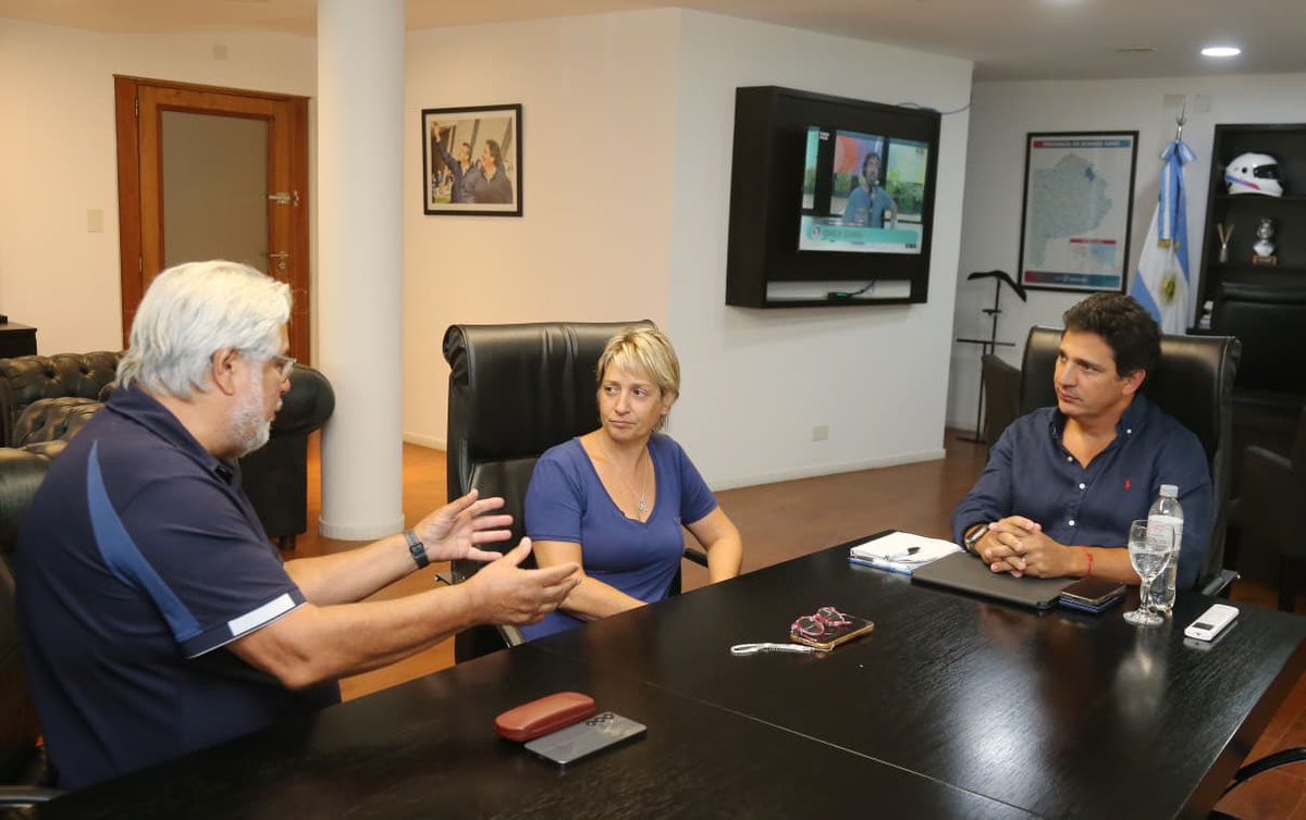 MartinMarinucci's tweet photo. Mantuvimos una reunión de trabajo muy positiva junto a @adaveigaricco, presidenta de la Cooperativa Taxi Ezeiza y vicepresidenta de la Federación Nacional de Propietarios de Taxis junto a su presidente para conversar sobre la situación que atraviesa el sector y el rol estratégico que cumple el taxi en la conectividad, especialmente en zonas clave como Ezeiza.

Desde la Provincia seguimos apostando al diálogo y al trabajo conjunto con cada actor del sistema para construir un transporte más seguro, ordenado y eficiente.