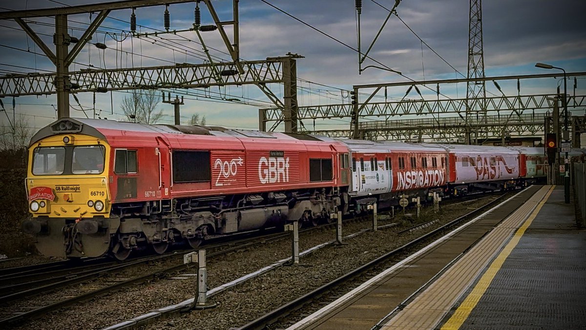 SydneyBridgeTMD's tweet image. 66710 ‘Karen Harrison’ + 66719 ‘Michael Portillo’ top &amp;amp; tail as the @railway200 #InspirationTrain approaches P12 at Crewe working 3Z33 Southport to Crewe Holding Sidings 14/1/26