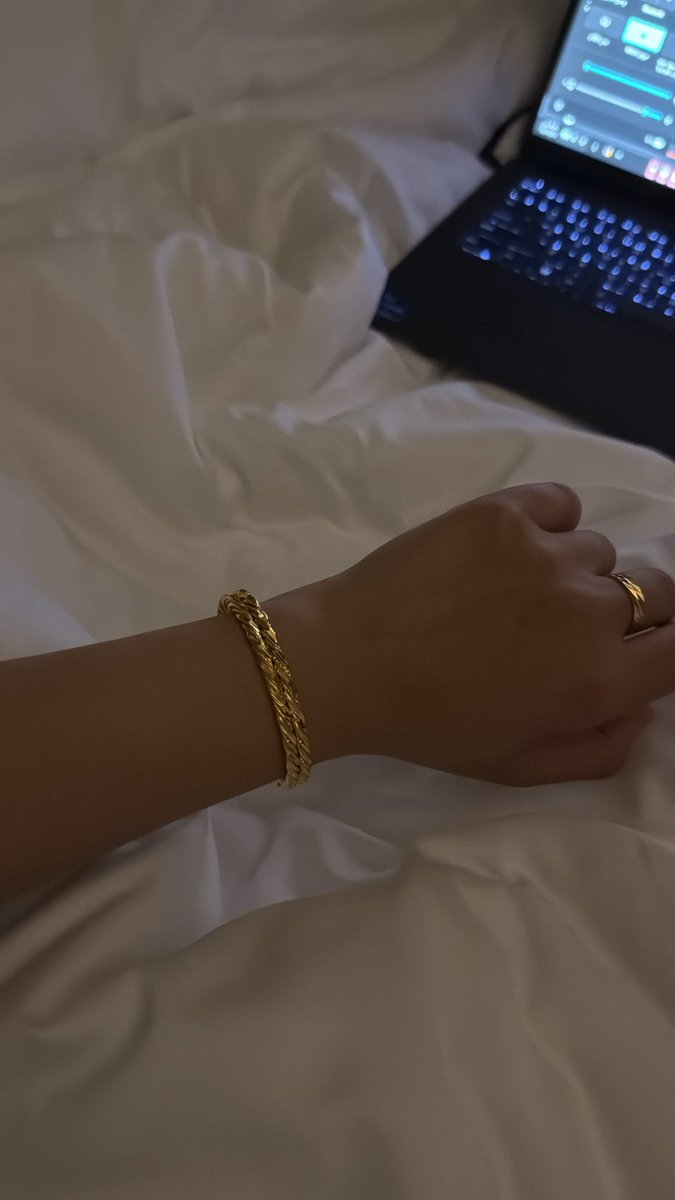 lrrix_'s tweet image. إسوارتين ذهبية في يدين الغالية
❣️