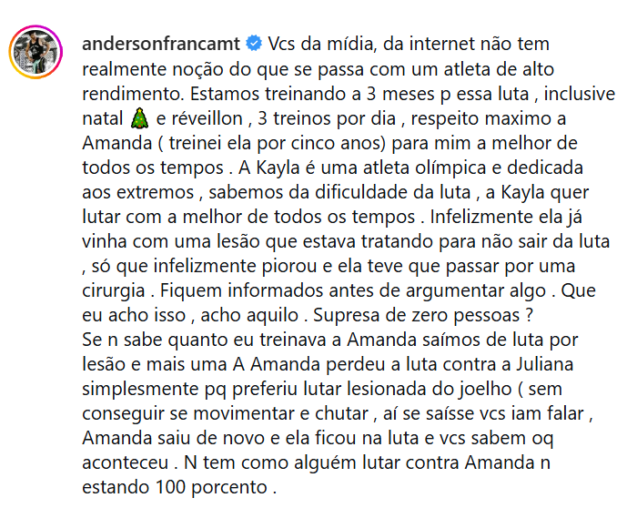 igorserafini_'s tweet photo. Essa é a resposta do Anderson França, um dos treinadores da Kayla ao meu video sobre a lesão da atleta dele. Tentei responder ele por lá, mas como não dá pra marcar ele na resposta pelo insta, deixarei aqui minha posição:

O mal de todo lutador e de todas as pessoas que trabalham com lutadores é achar que o mundo gira em torno do atleta deles.

De acordo com o que ele mesmo falou, a Kayla já sabia da lesão e tentou ficar na luta, portanto, ela assumiu o risco.

No momento que ela sai da luta faltando 10 dias, a situação não é tão simples como a ideia que o Anderson tenta passar aqui não, de que a Kayla fez o máximo mas não conseguiu porque a lesão piorou, a coisa não acaba aqui.

A Amanda é a PRIMEIRA prejudicada, já que ela voltou de uma aposentadoria de 2 anos e meio, fez um camp completo, fez um investimento financeiro e emocional pra estar na luta, e agora a luta caiu.

O segundo prejudicado é o UFC que confiou à Kayla e à Amanda o co-main event de um dos card mais importantes da história do evento, já que é o card inaugural do maior contrato de TV da história do esporte.

O terceiro prejudicado é o fã, que estava aguardando essa luta, está migrando em massa para a Paramount para assistir essa luta entre várias outras, e não vai mais assistir esse confronto.

No momento que a Kayla assumiu o risco de continuar o camp todo sabendo da lesão, e a 10 dias ela sai da luta, ela está ainda mais passível de críticas, porque se ela tivesse saido antes, o UFC teria mais tempo pra ajustar essa situação.

E o post dele piora tudo quando ele usa a própria derrota da Amanda pra Juliana como exemplo e expõe a lesão dela como se ela estivesse errada. A Amanda entrou lá lesionada, perdeu pra Juliana, mas não deixou NINGUÉM na mão, o UFC não ficou na mão naquele dia, a Juliana Peña não ficou na mão naquele dia e os fãs não ficaram na mão naquele dia, e depois de perder, a Amanda voltou lá e atropelou a Juliana e reconquistou o título.

Então fica a pergunta, quem está errada? A Amanda que só prejudicou a si mesma, mas honrou com a sua palavra, ou a Kayla, que assumiu o risco e saiu da luta prejudicando milhares de pessoas?