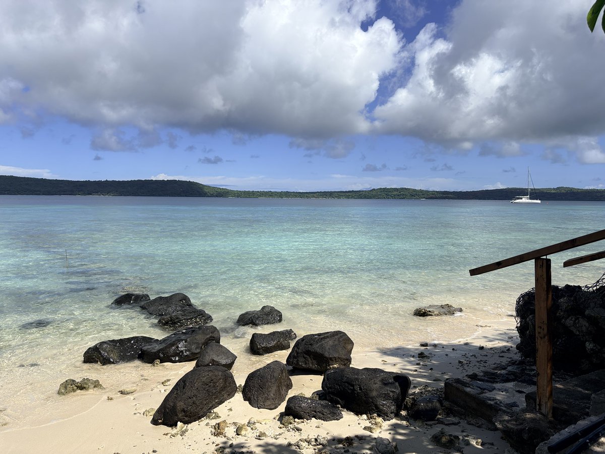 uncleJohnny's tweet image. 大家早安☀️
阳光刚好,海风不急,水清得不像在现实世界.

刷一眼收盘,看到 TSLA 又离“打折区”更近了一点.

早餐突然变得格外香.

中年人的乐趣,真的不太一样了😌