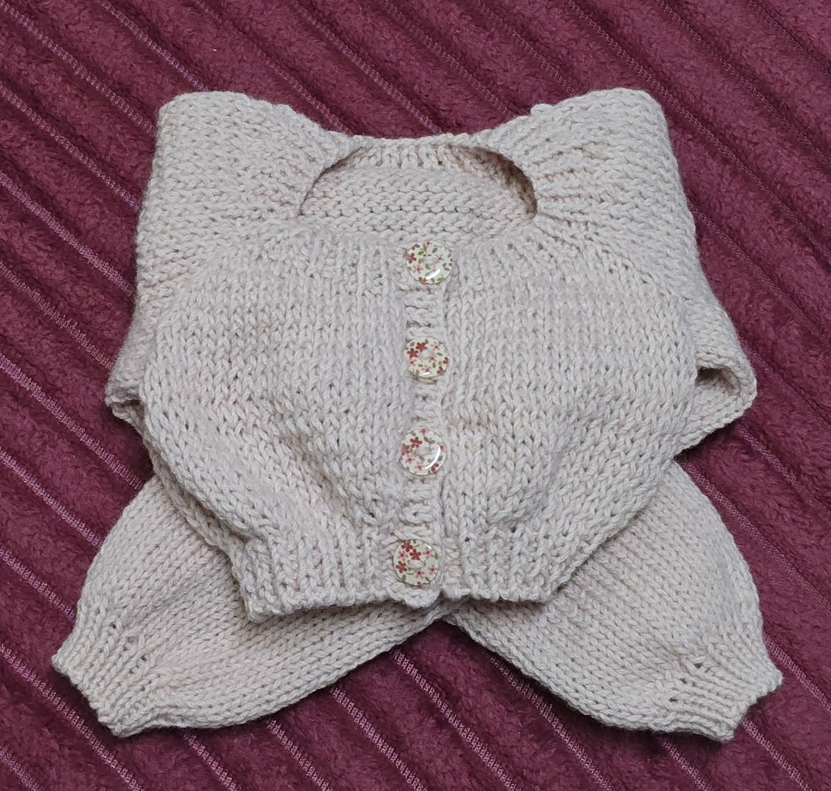 Sd75 가디건 완성.
Sd16 핑크 가디건도 완성.

75는 캐시미어가 섞여있고.
16은 베이비 알파카라 뜨는동안 무통증♡
뜨고나서도 폭닥포근해서 좋은듯.

비싸든 말든 어차피 내 만족이라
행사장에서 잔뜩 산 실들 열심히 써야지.
다음은 계획대로 75 니트 떠줘야지.
베이비블루에 민트 뽀글이 합사로.