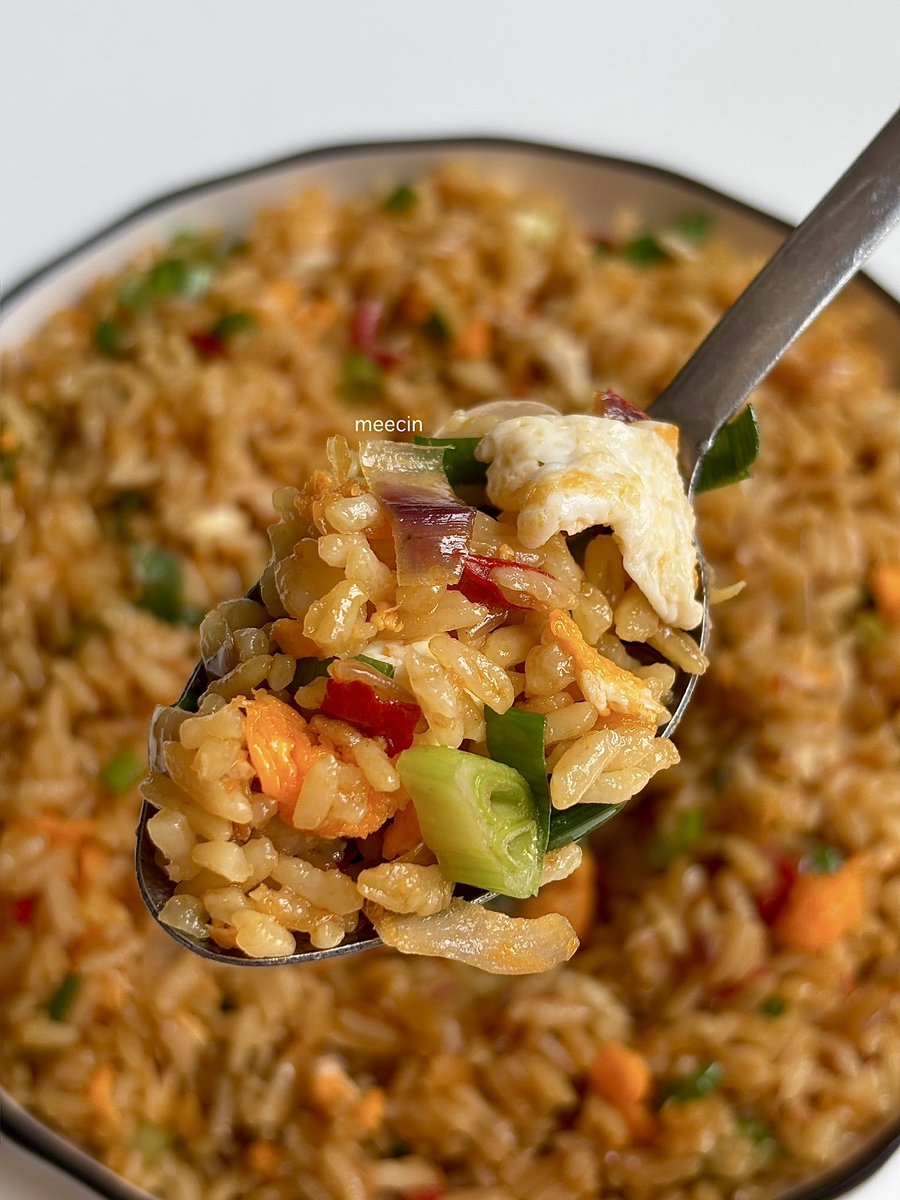 meecin_'s tweet image. Not Solaria’s nasi goreng, this is my version