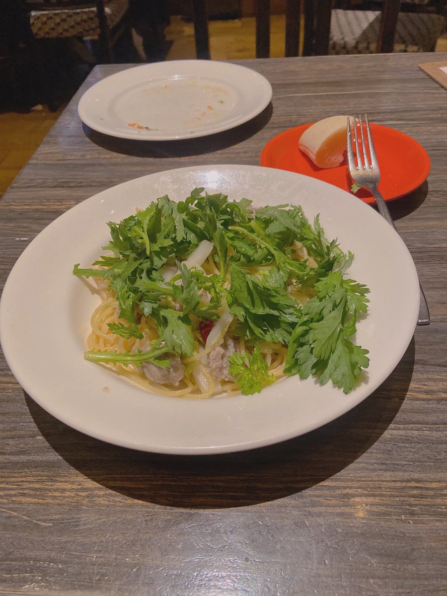 Xo_Ruby5's tweet image. おはようございます🌸
今日も寒い朝ですね
今週も後半戦がんばります✨
先週土曜日のランチ
パスタセットのビジュと量にびっくり🫢
乗ってるのは春菊（サラダじゃないなよ〜）
できたら火を入れてくれたほうが
食べやすいかな
そしてこの春菊クセがなさすぎて。。
美味しかったんだけどね😅