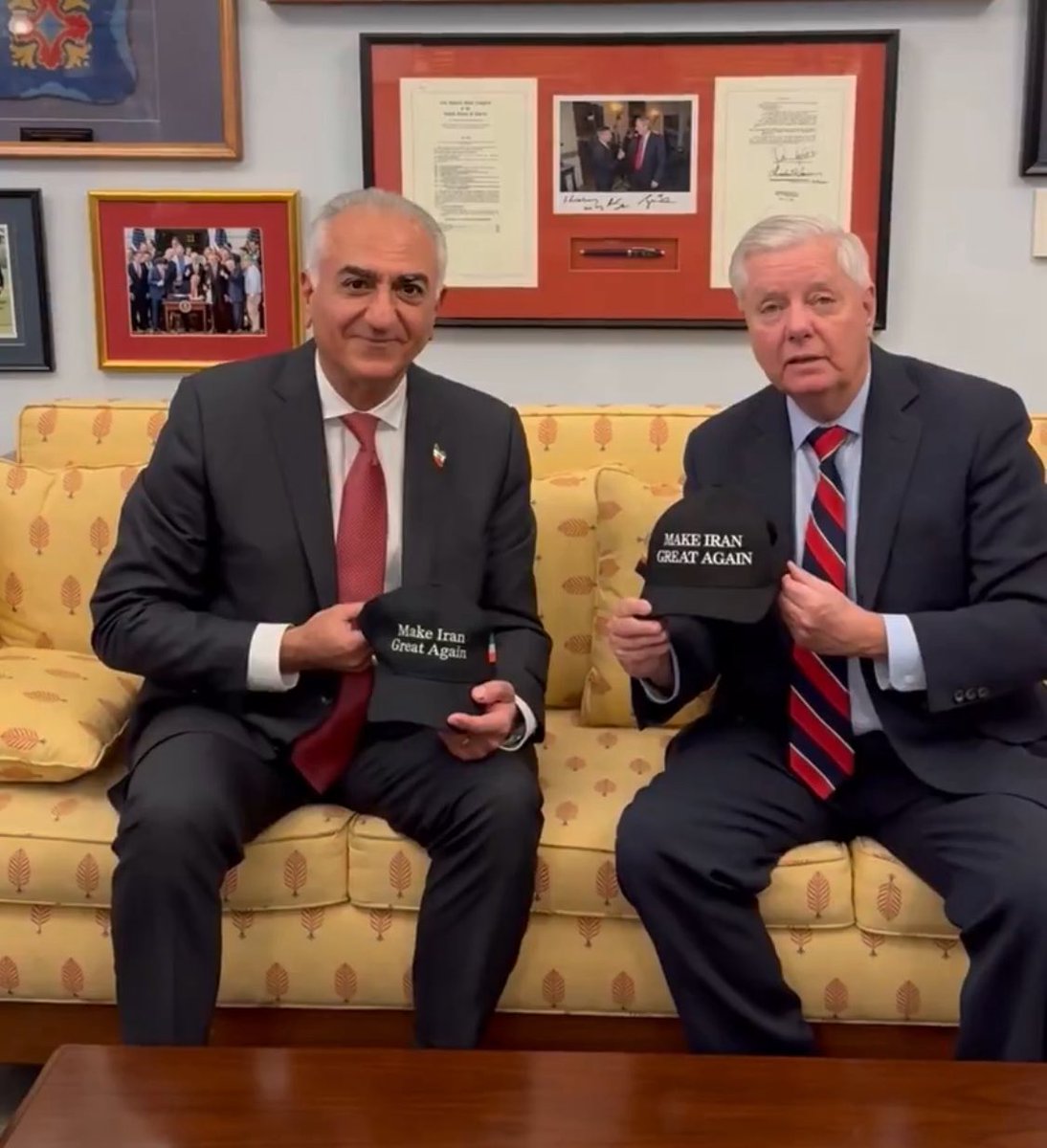 جهت زیباسازی تایملاین و سوزش ٣ فاسد بی‌ریشه ایران ستیز. با صدای بلند بگو جاوید شاه🇺🇸🇮🇷
#MIGAwithKingRezaPahlavi 
#GodBlessPresidentTrump 
#اين_آخرين_نبرده_شاه_داره_برميگرده 
<a href="/PahlaviReza/">Reza Pahlavi</a> 
<a href="/LindseyGrahamSC/">Lindsey Graham</a>