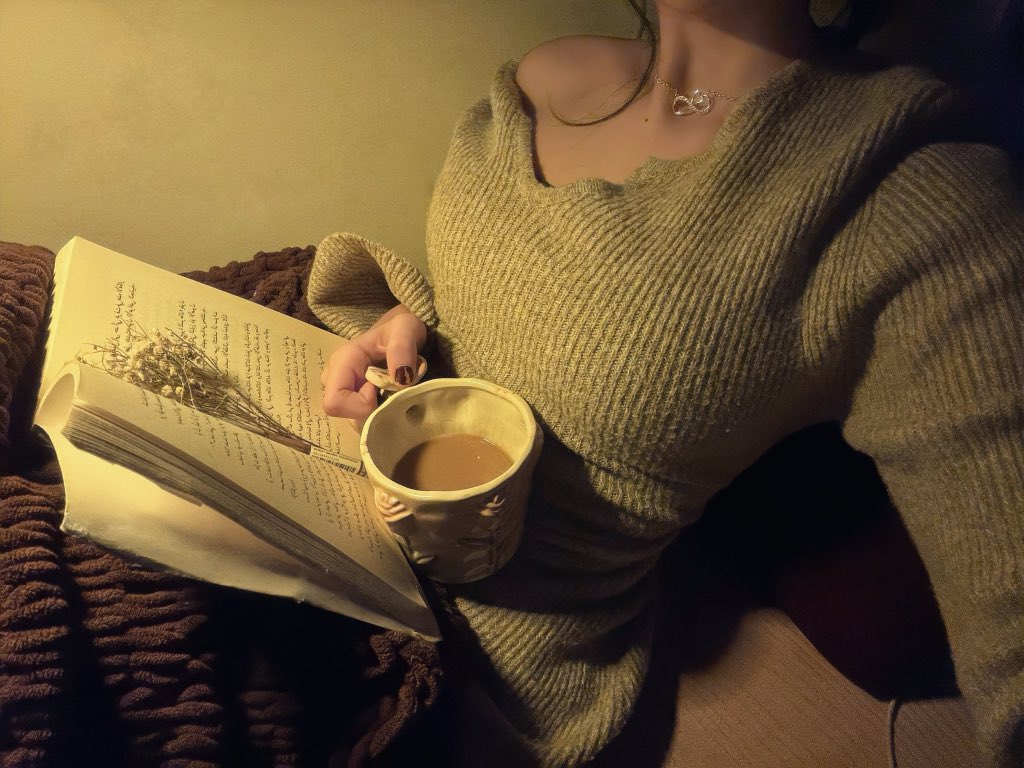 freedome3_'s tweet image. plans:
- read all day
- look good reading
- have a fun drink while reading