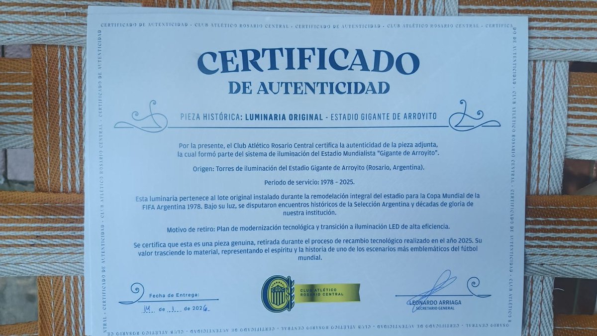 sebakerle's tweet photo. Un hincha de Quilmes compró una luminaria del Gigante de Arroyito, testigo del campeonato que el Cervecero obtuvo en 1978. 💡⚽ https://t.co/mxVep4CDHn