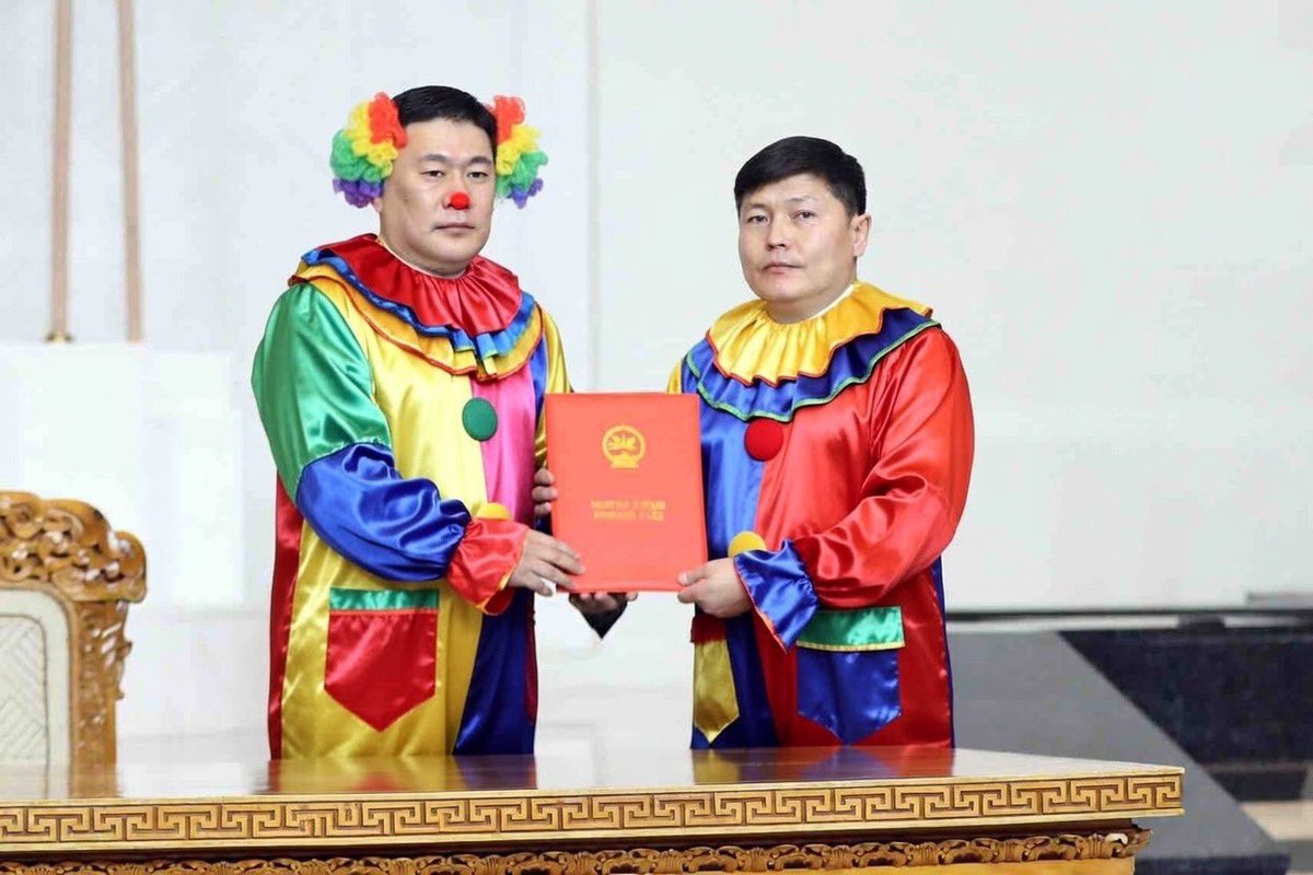 Монголчууд бид хүүхдийнхээ боловсролд анхаардаг шиг улс төрчдийнхөө боловсролд нэг анхаарахгүй бол дэлхийн улс орнуудаас хэт хоцорлоо. Орхон Бэрсд сурсан алиалагчдаар биш хамгийн шилдгүүдээрээ улсаа удирдуулъя зөв сонголт хийе алдаагаа засъя приүс акуа шиг манёвртэй хурдан хөгжье