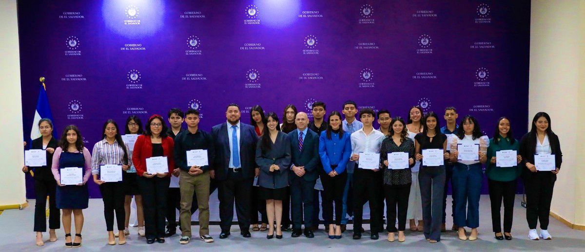 OscarmFigue's tweet photo. Hoy celebramos la 2da edición de #Agrobecas 🌱
120 jóvenes aplicaron tras gira de convocatorias por todo el país, en un esfuerzo conjunto entre ESCO y la Secretaría Técnica de Financiamiento Externo de la @cancilleriasv 

Este día otorgamos 20 becas en la prestigiosa Universidad Panamericana Zamorano @ZamoranoHN , sembrando  oportunidades 🌾donde hoy jóvenes valientes, pondrán todo su esfuerzo por cumplir  sueños que impactaran a El Salvador. 🇸🇻