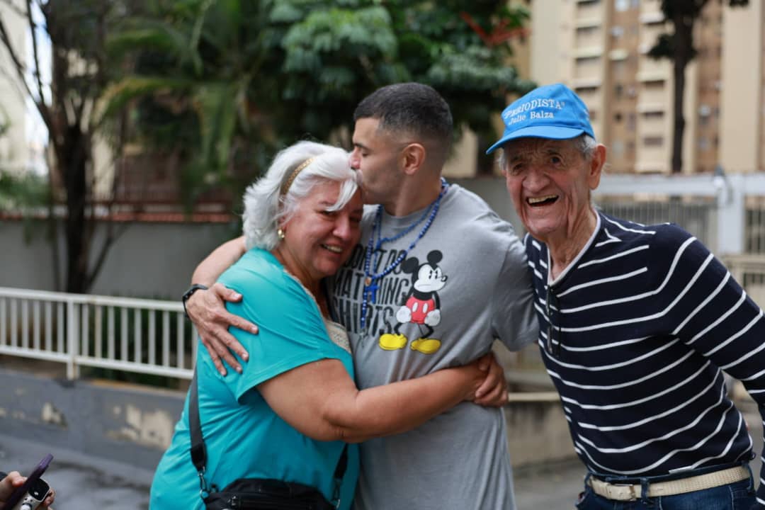 yosmarpoleo's tweet image. Una foto que habla por si misma. Ver al colega Julio Balza agradecer la libertad de su hijo, el también periodista Julio Balza, no tiene precio.
