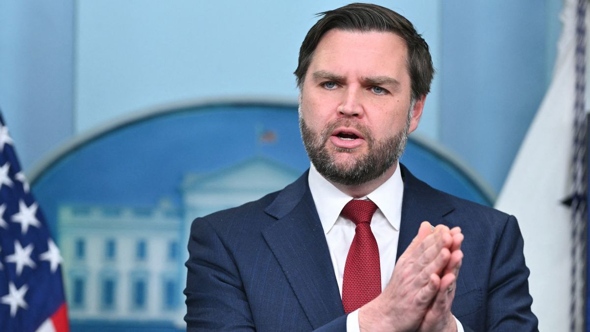 snopes's tweet image. ✅ Yes, Vance said ICE will go "door-to-door" to check the immigration status of people across the country. Here's the full quote: snopes.com/fact-check/van…