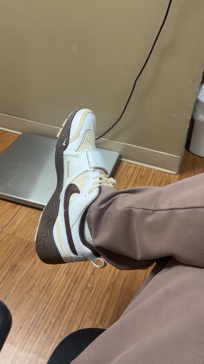 EmeraldCrypt's tweet image. Brown scrubs with the light chocolate field-jaxx today. @trvisXX