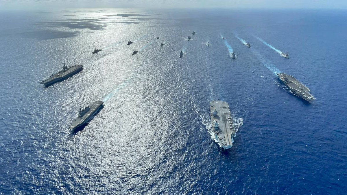 SignalFaible_'s tweet photo. 6/6 🚢 5. Le mouvement des porte-avions
Le déploiement d'un Carrier Strike Group (comme celui quittant la Mer de Chine ce soir) est le signal de force ultime. Mais attention : c'est aussi un outil de guerre psychologique pour tester les radars adverses. https://t.co/e888LDcWVc