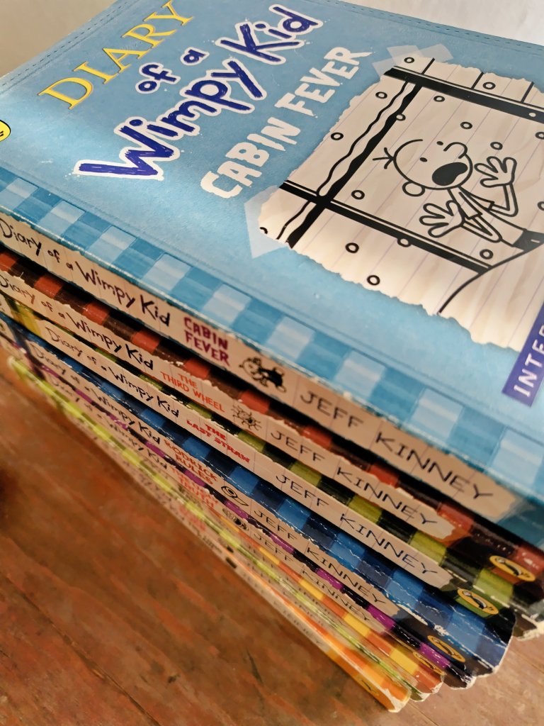 洋書市に出そうと思って、読み始めたのだけど、Diary of a Wimpy Kidっ