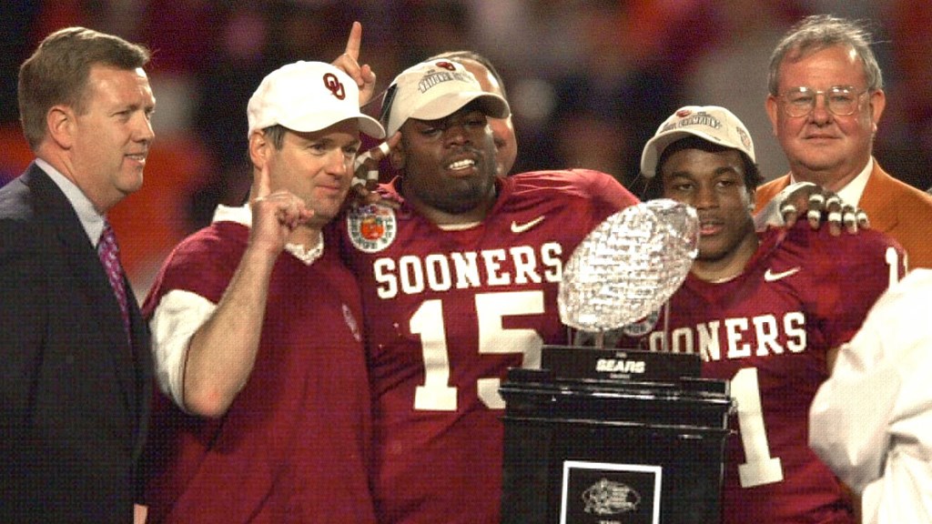 CFBHome's tweet image. 2000 Oklahoma:
13-0
22.1 PPG win margin
0 shutouts
8 wins against teams with .500 win%+
5 wins over final AP ranked teams
4 wins over top 10 teams
1 win over top 5 team