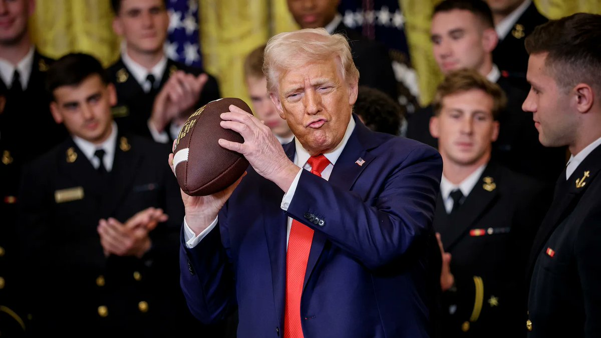 AndySlater's tweet image. President Trump will attend the National Championship game on Monday night. #CFBPlayoff 

(via @MarcACaputo)

axios.com/2026/01/14/tru…